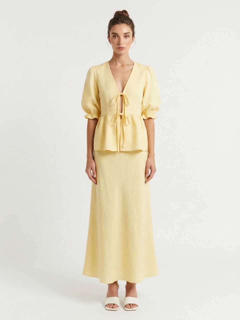 Photo studio d'une femme portant une robe popeline jaune