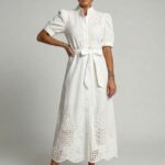 Photo studio d'une femme portant une robe popeline blanche brodée avec un col chemise