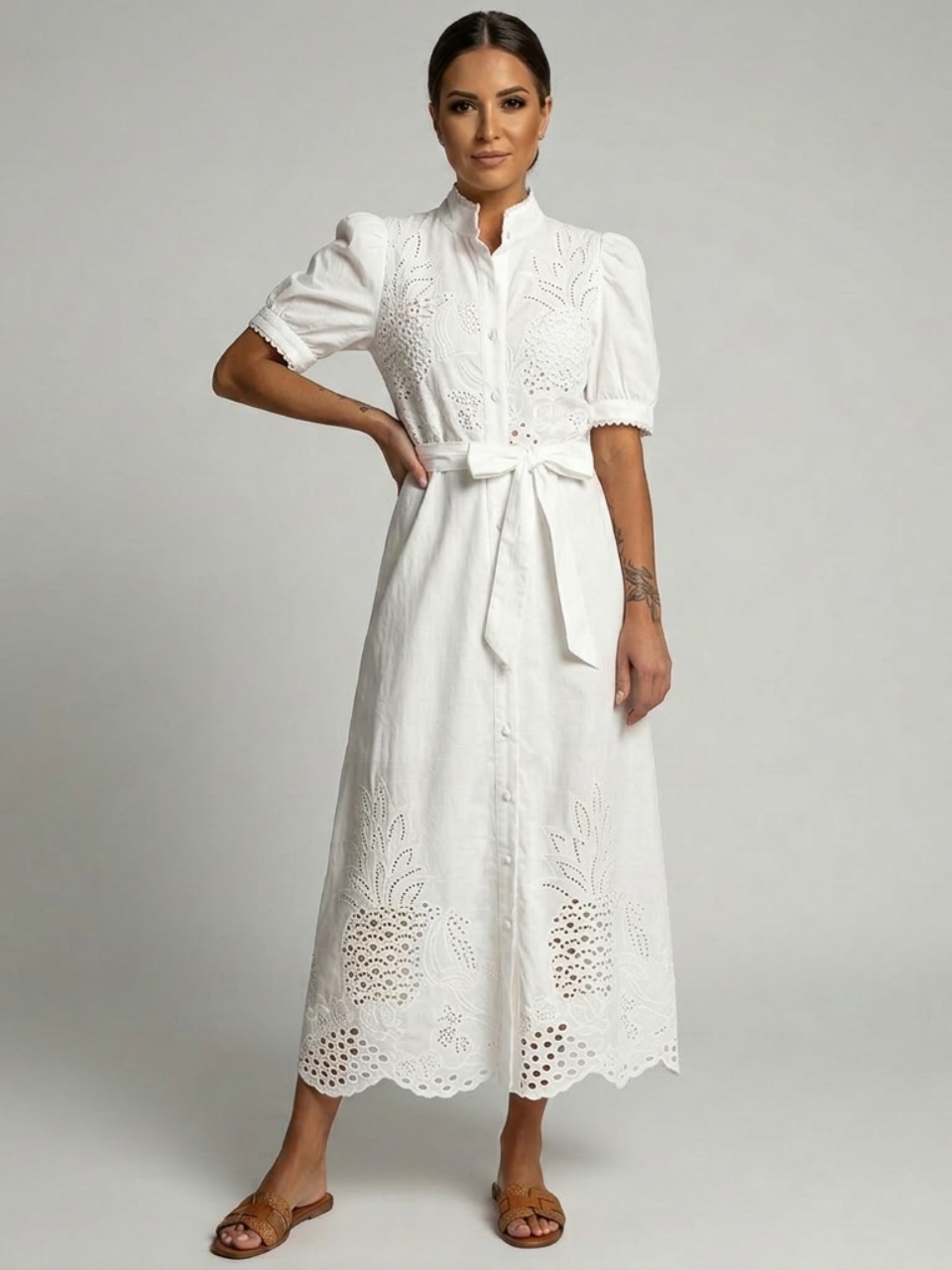 Photo studio d'une femme portant une robe popeline blanche brodée avec un col chemise