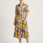 Femme portant une robe longue en tissu popeline à imprimé fleuri, sur fond studio