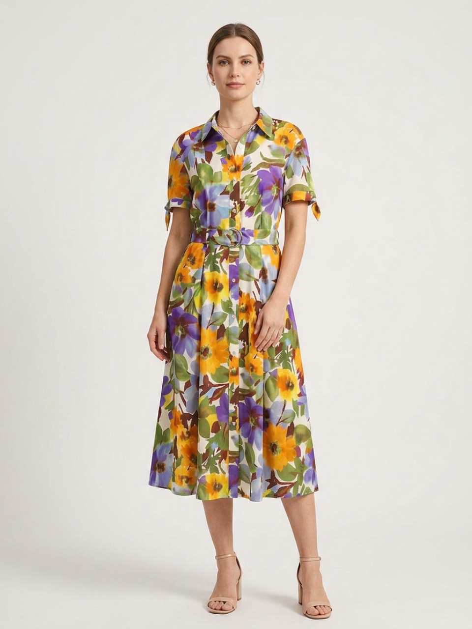 Femme portant une robe longue en tissu popeline à imprimé fleuri, sur fond studio