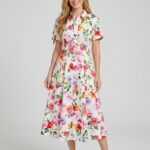 Photo studio d'une femme portant une robe longue en popeline à motif fleuri