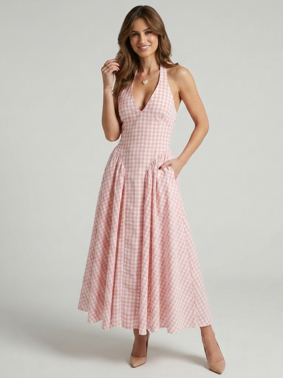 Photo studio d'une femme portant une robe popeline au style rétro, et au motif Vichy rouge