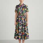 Photo studio d'une femme portant une robe longue en popeline noire à motif fleuri