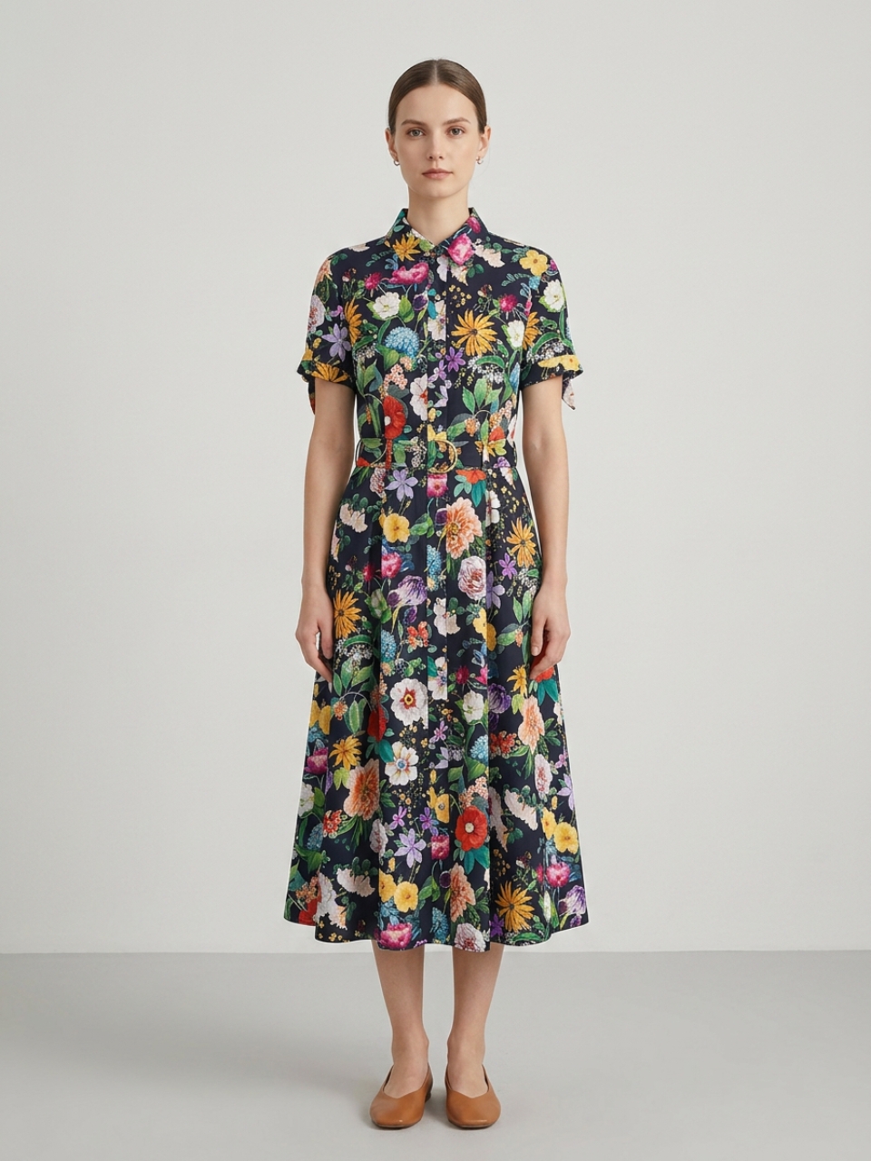 Photo studio d'une femme portant une robe longue en popeline noire à motif fleuri