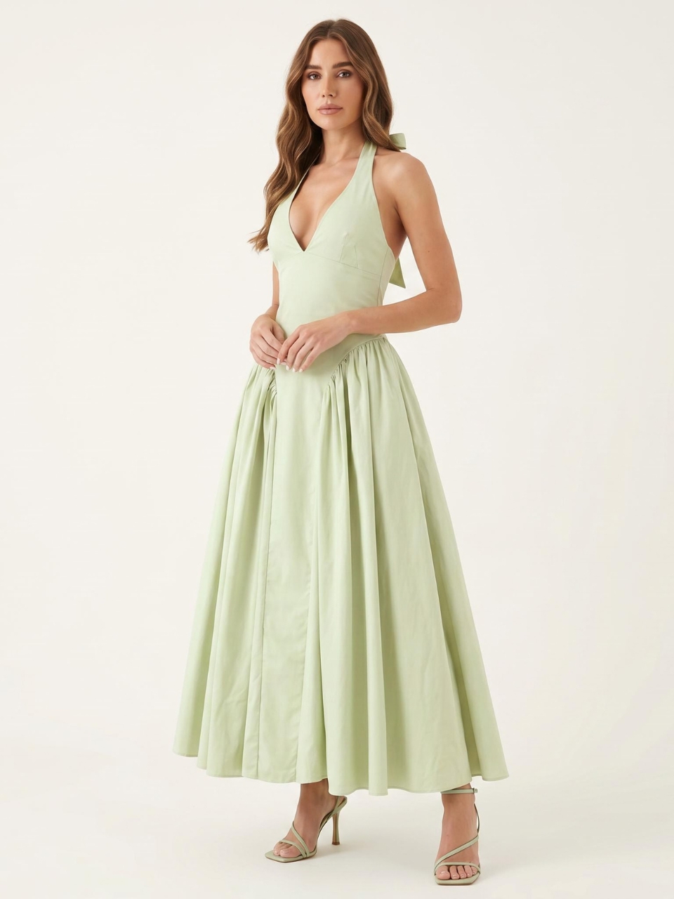 Photo studio d'une femme portant une robe popeline verte à dos nu